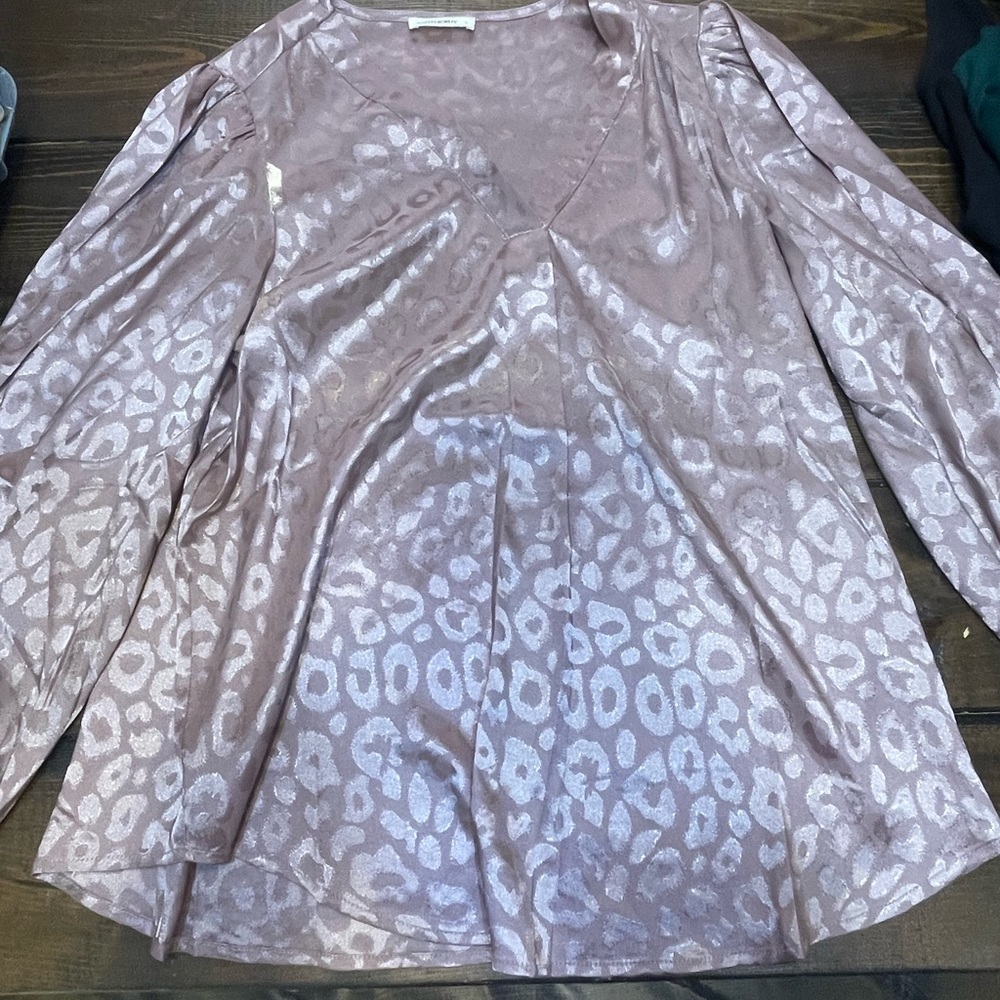 Ladies, light, pink dress, shirt, animal print